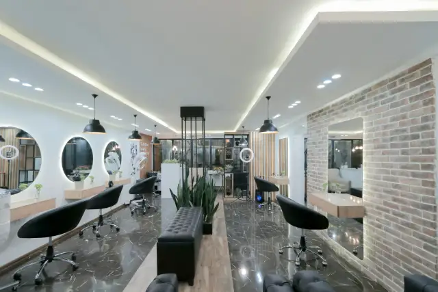 Moderner Friseursalon mit runden Spiegeln